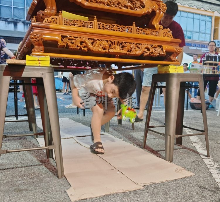 （大北马）吉打天后宫首开先河，带着真的马儿出巡绕境，成为吉打州内华人庙宇的创例。