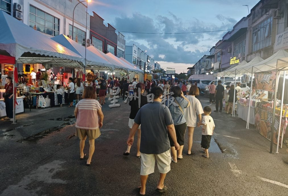 （大北马）吉打天后宫首开先河，带着真的马儿出巡绕境，成为吉打州内华人庙宇的创例。