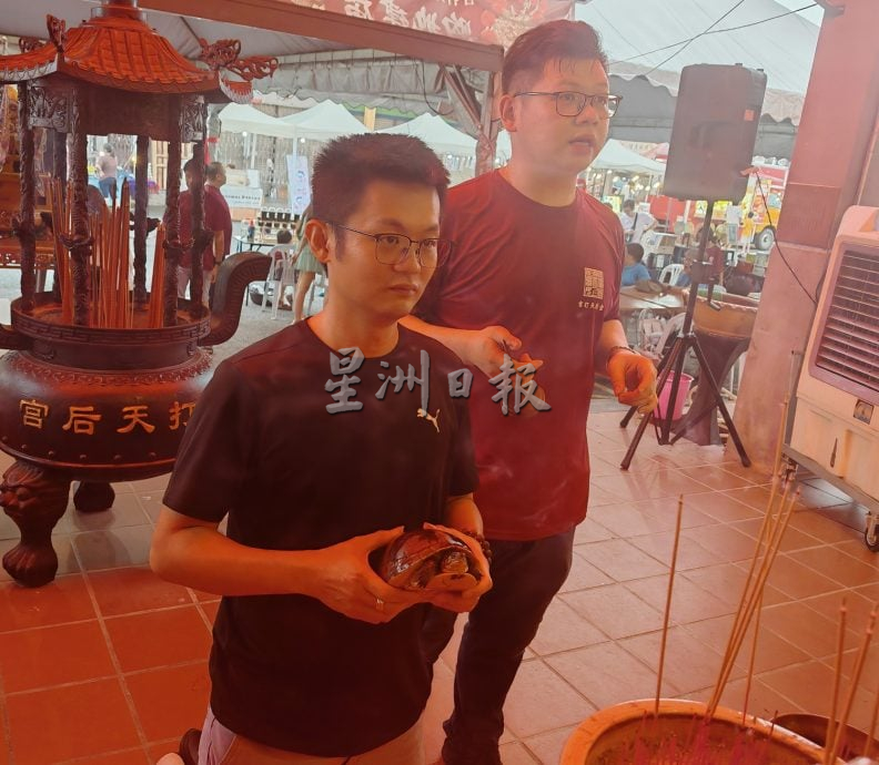 （大北马）吉打天后宫首开先河，带着真的马儿出巡绕境，成为吉打州内华人庙宇的创例。