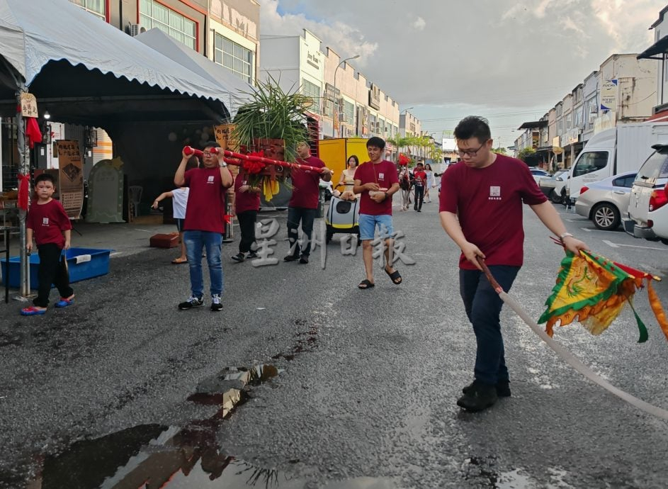 （大北马）吉打天后宫首开先河，带着真的马儿出巡绕境，成为吉打州内华人庙宇的创例。