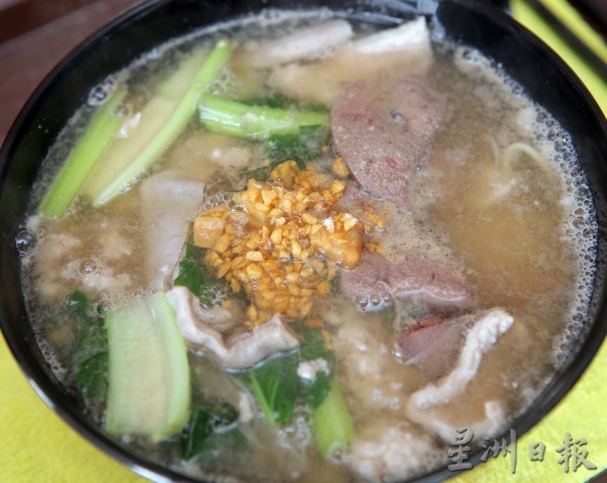 大霹雳封底主文／【人气美食】|一碗猪肉粉打天下 酱油马来盏辣椒“锁胃”