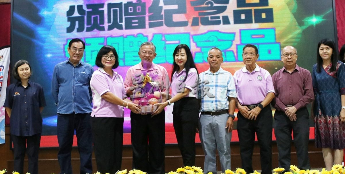 全森华小现场写作赛 | 彭友娣促教育部制定全盘师资培训计划 别信口开河
