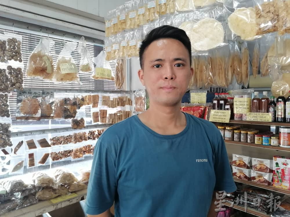 未张贴禁烟告示牌接罚单,非禁烟区商店业者感疑惑。