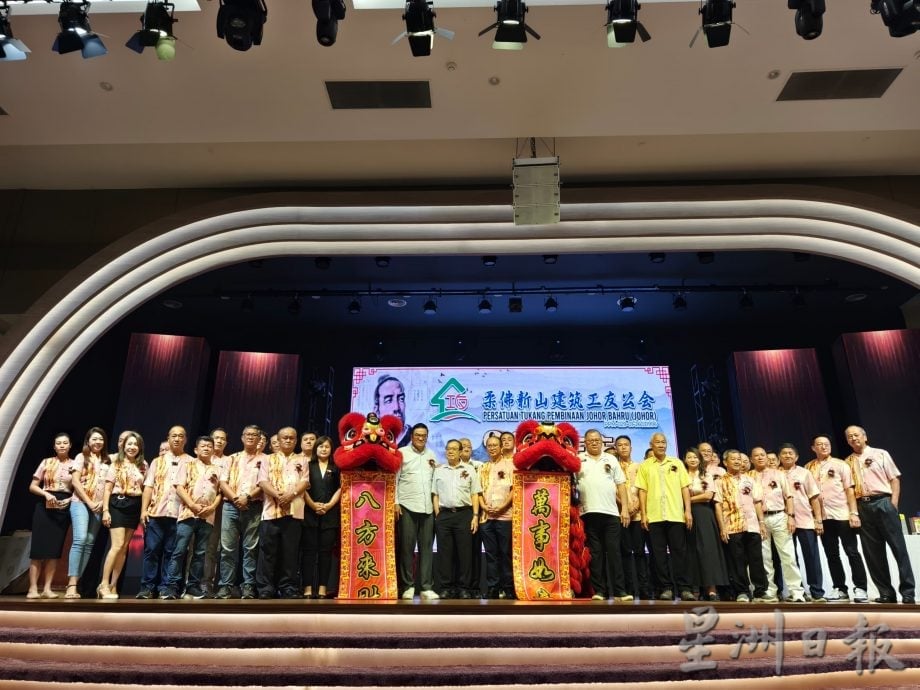 已签发 柔:版头:柔新山建筑工友公会30周年暨鲁班仙师圣诞 宴开136席场面热闹