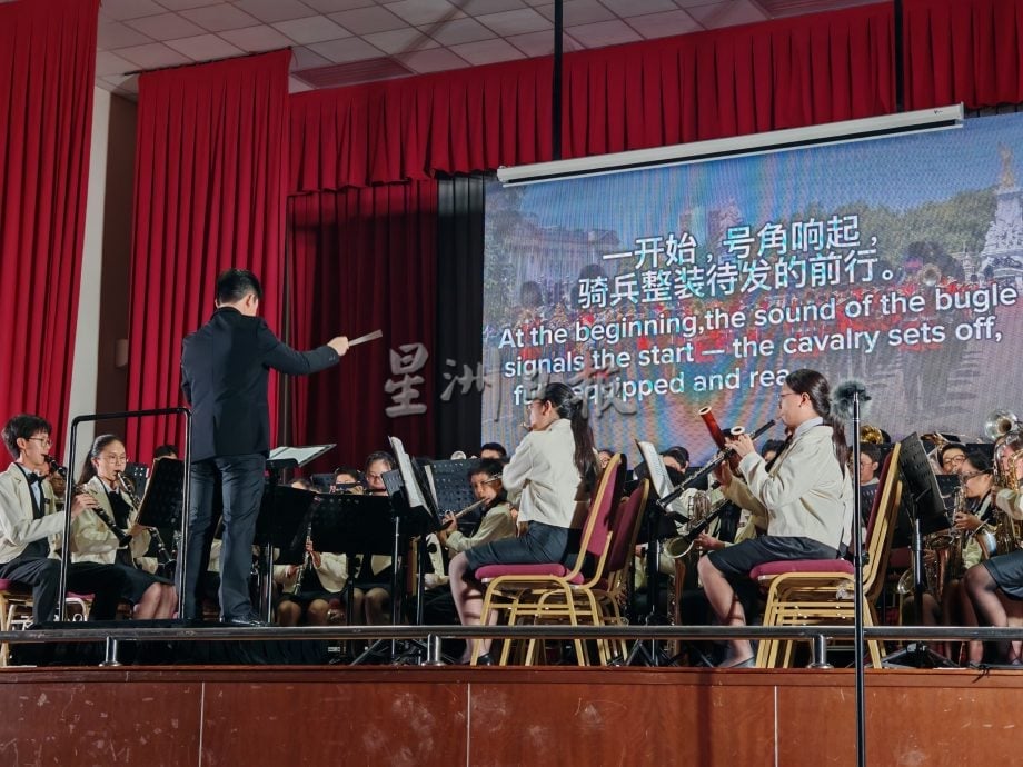 （古城第六版主文）育中管乐团办“庆”音乐晚会筹募乐器维修费，座无虚席
