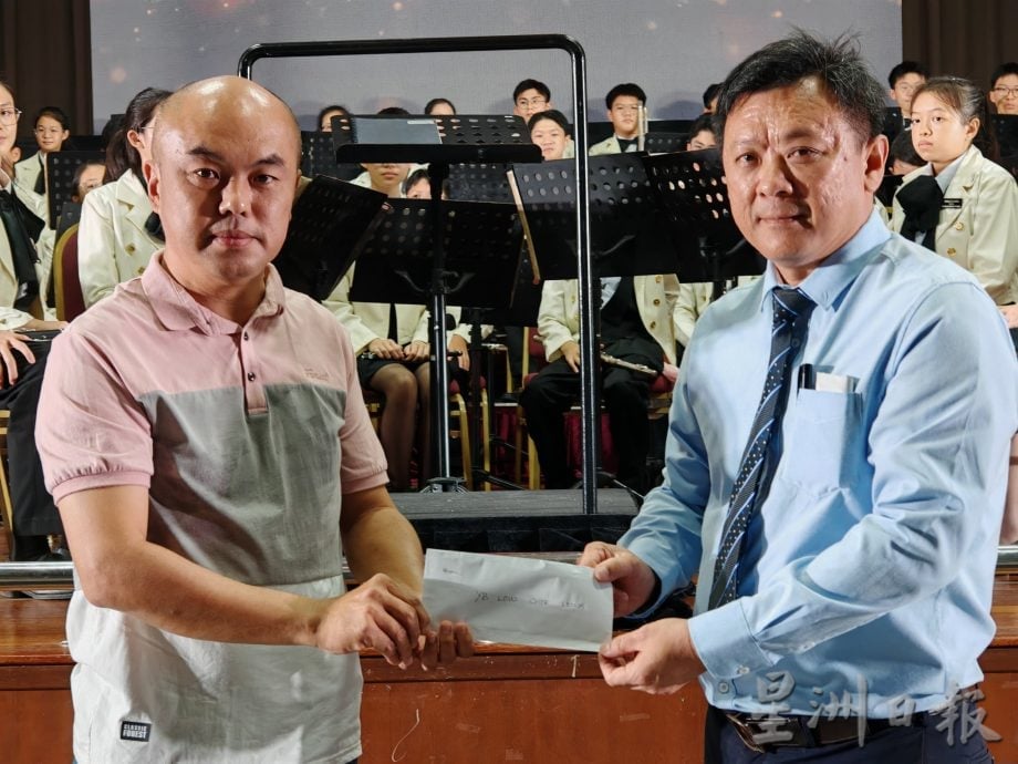 （古城第六版主文）育中管乐团办“庆”音乐晚会筹募乐器维修费，座无虚席