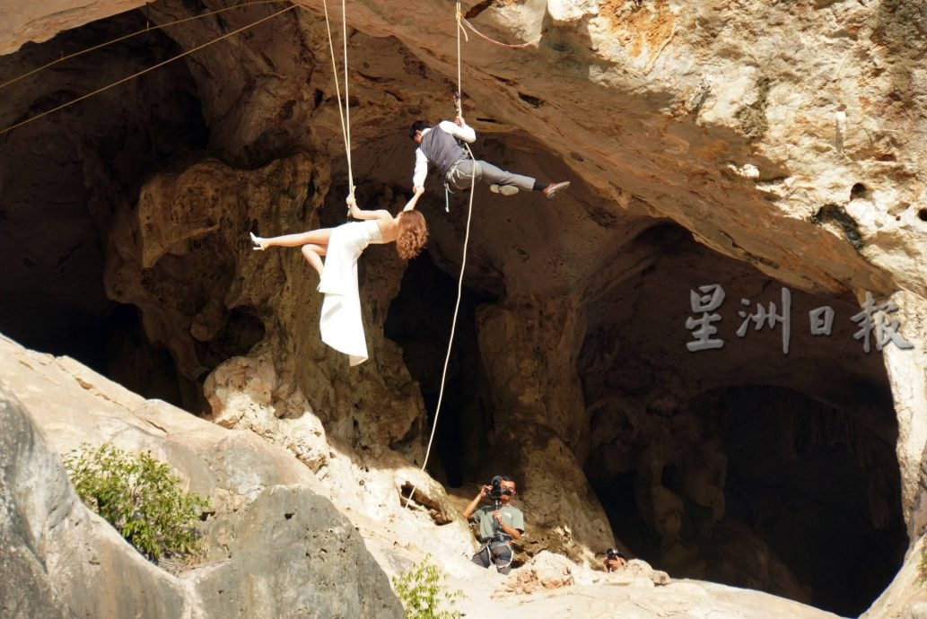 千里迢迢到吉德里山攀岩拍婚照，攀岩国手西装婚纱极限动作留纪念