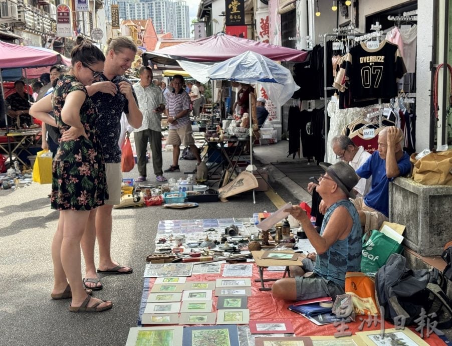 （古城封面主文）跳蚤市场热闹如昔 吸引本地与外地藏家寻宝