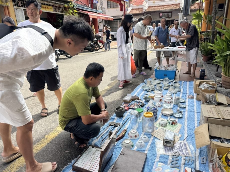 (古城封面主文)跳蚤市场热闹如昔 吸引本地与外地藏家寻宝