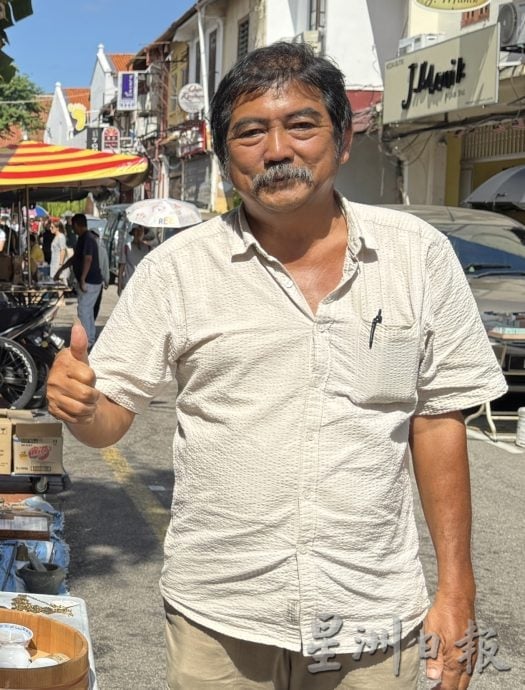 （古城封面主文）跳蚤市场热闹如昔 吸引本地与外地藏家寻宝