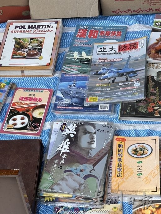 （古城封面主文）跳蚤市场热闹如昔 吸引本地与外地藏家寻宝