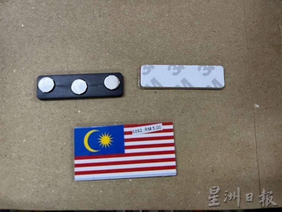 国旗扣章意外频传 安全至上缝制和磁铁式受欢迎