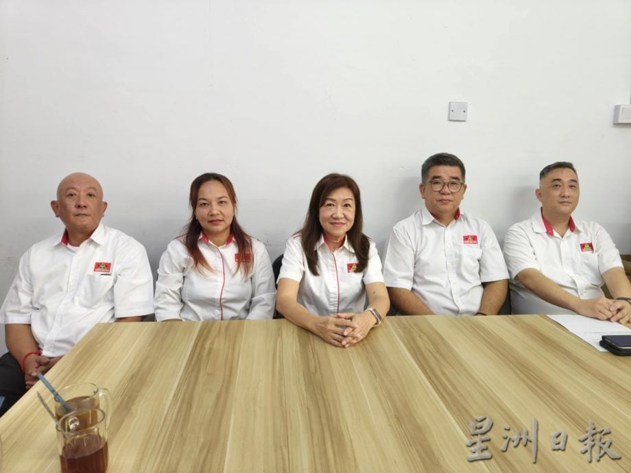 东:民政党妇女组主席曾梦茜表示,随著全国大选的脚步日益临近,妇女组意识到,唯有提早部署加强基层组织的战斗力,才能在来届大选中发挥关键作用。该党因此决定在本月27日主办干训营,以提升妇女党员的政治敏锐度、实战能力和组织协调能力。