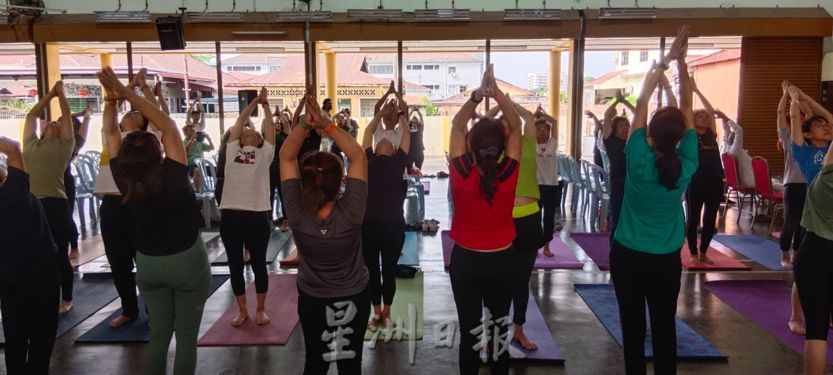 （16/7见报）大都会-星角摄/瑜伽放松僵硬筋骨 抒发心灵压力