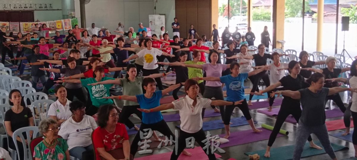 （16/7见报）大都会-星角摄/瑜伽放松僵硬筋骨 抒发心灵压力