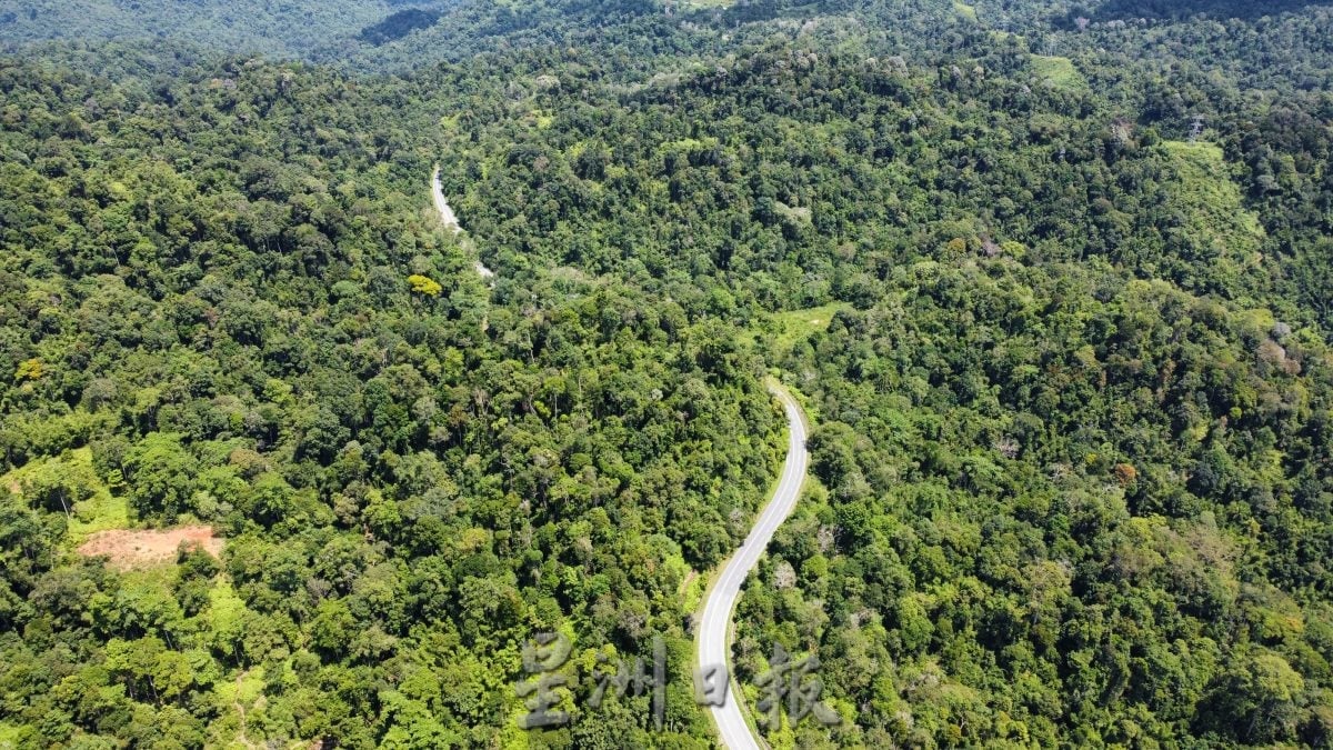霹:15日见报/封底主文/东西大道(一)︱蒂蒂旺沙山脉开出公路 大道工程异常艰辛