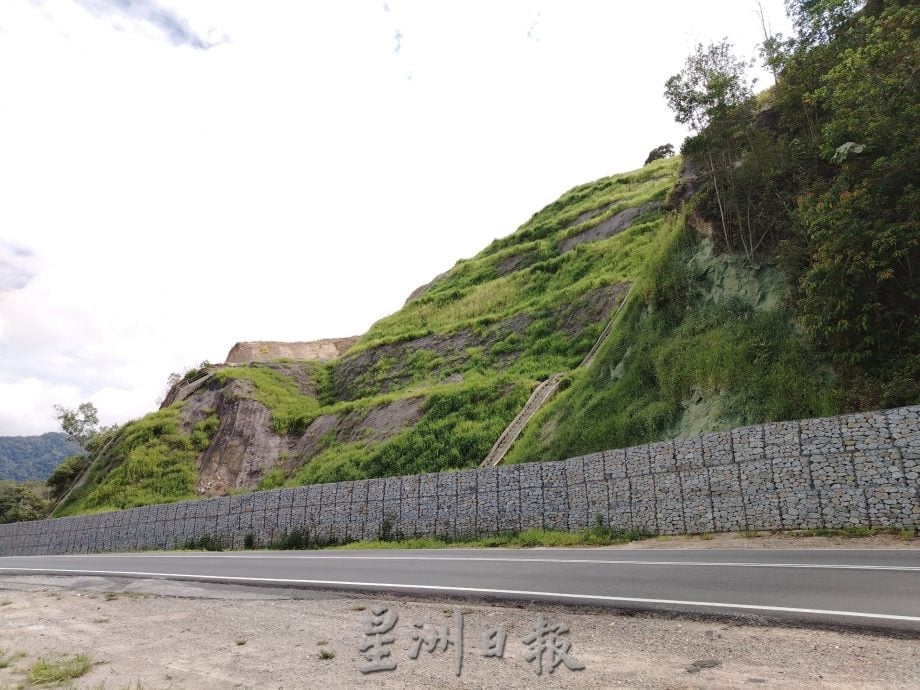 霹：15日见报／封底主文／东西大道（一）︱蒂蒂旺沙山脉开出公路 大道工程异常艰辛