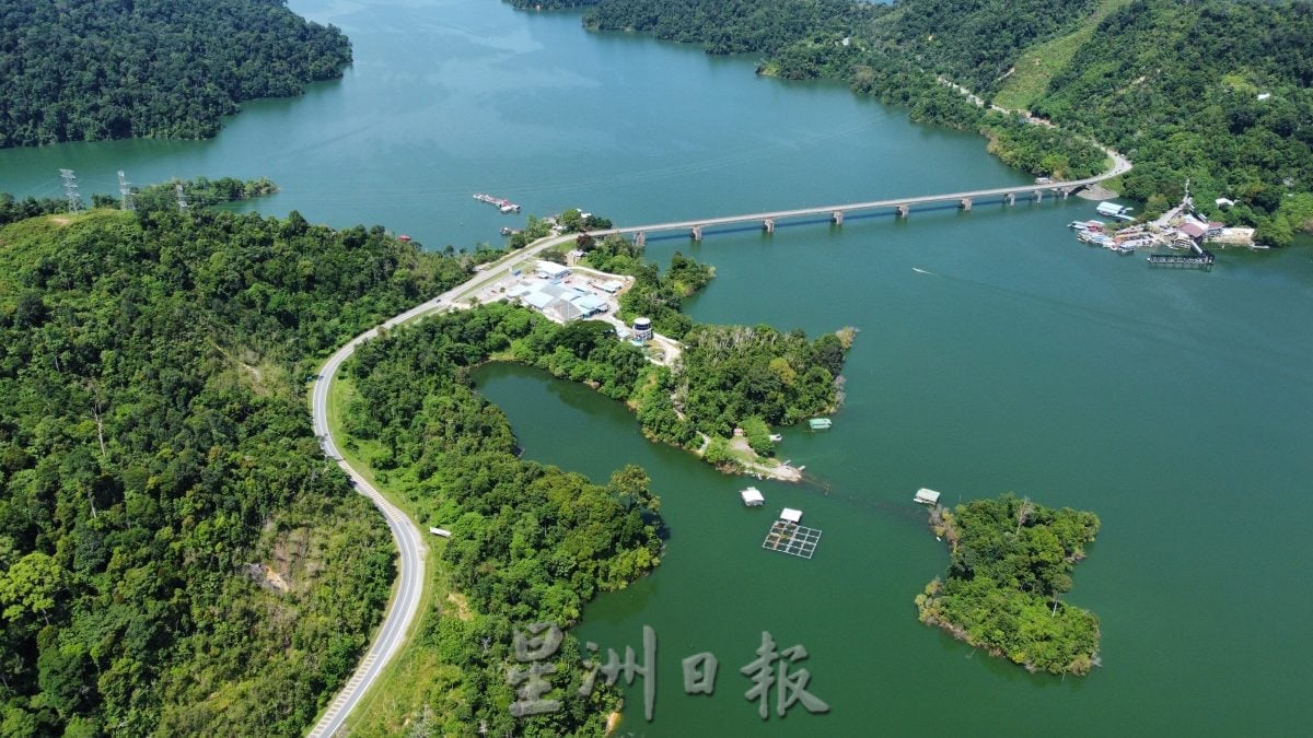 霹：15日见报／封底主文／东西大道（一）︱蒂蒂旺沙山脉开出公路 大道工程异常艰辛