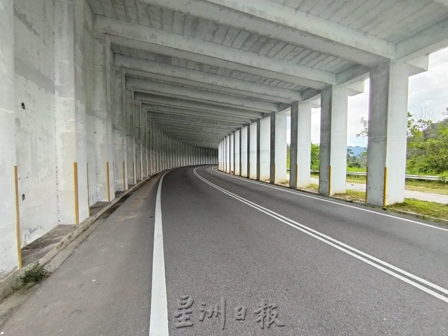 霹：15日见报／封底主文／东西大道（一）︱蒂蒂旺沙山脉开出公路 大道工程异常艰辛