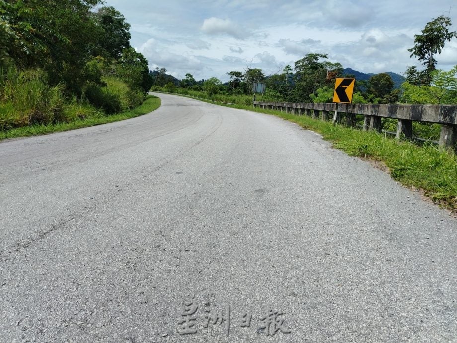 霹：15日见报／封底主文／东西大道（一）︱蒂蒂旺沙山脉开出公路 大道工程异常艰辛