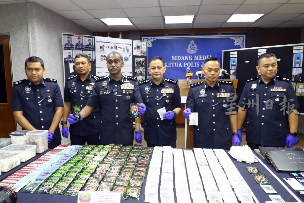(已签发)柔:**版二头**柔警捕1本地男2越南女 首次起获大麻花和355万令吉毒品
