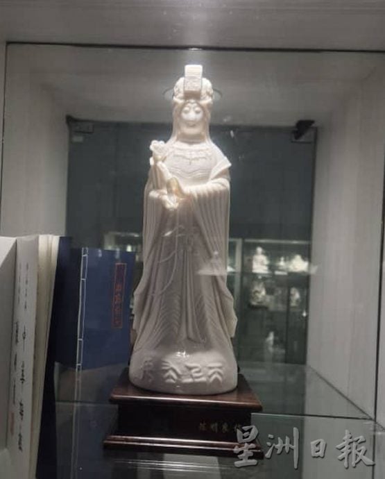 （古城第五版主文）马六甲德化会馆“中国白。德化瓷”推广展示中心对外开放 镇馆之宝为逾6万令吉的国家级非遗传承人许瑞峰作品“文昌”