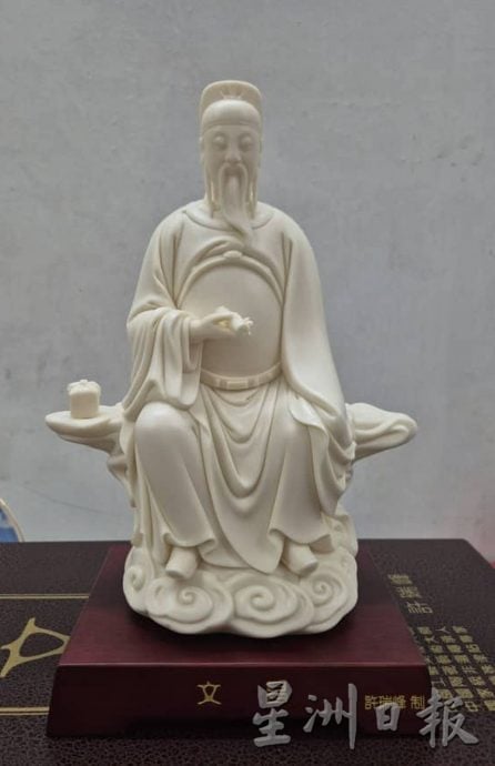 （古城第五版主文）马六甲德化会馆“中国白。德化瓷”推广展示中心对外开放 镇馆之宝为逾6万令吉的国家级非遗传承人许瑞峰作品“文昌”
