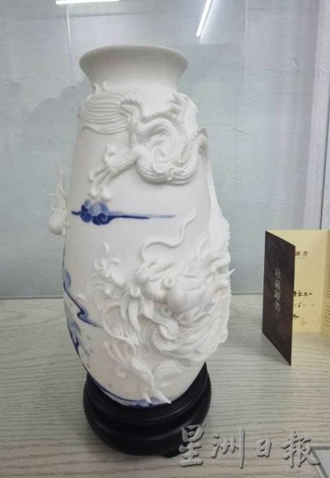 （古城第五版主文）马六甲德化会馆“中国白。德化瓷”推广展示中心对外开放 镇馆之宝为逾6万令吉的国家级非遗传承人许瑞峰作品“文昌”