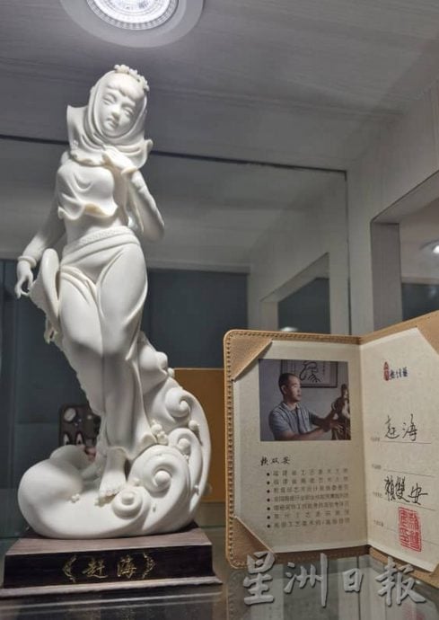 （古城第五版主文）马六甲德化会馆“中国白。德化瓷”推广展示中心对外开放 镇馆之宝为逾6万令吉的国家级非遗传承人许瑞峰作品“文昌”
