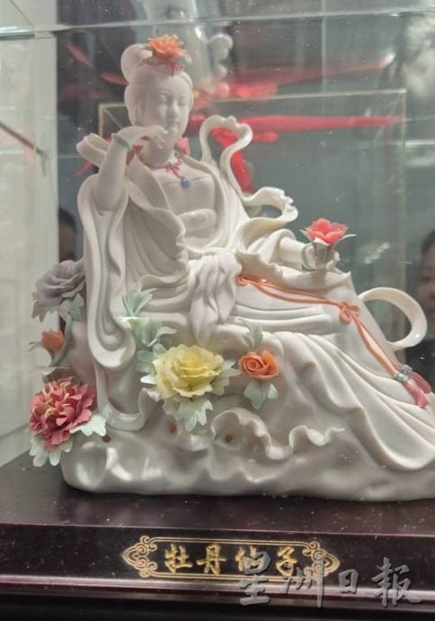 （古城第五版主文）马六甲德化会馆“中国白。德化瓷”推广展示中心对外开放 镇馆之宝为逾6万令吉的国家级非遗传承人许瑞峰作品“文昌”