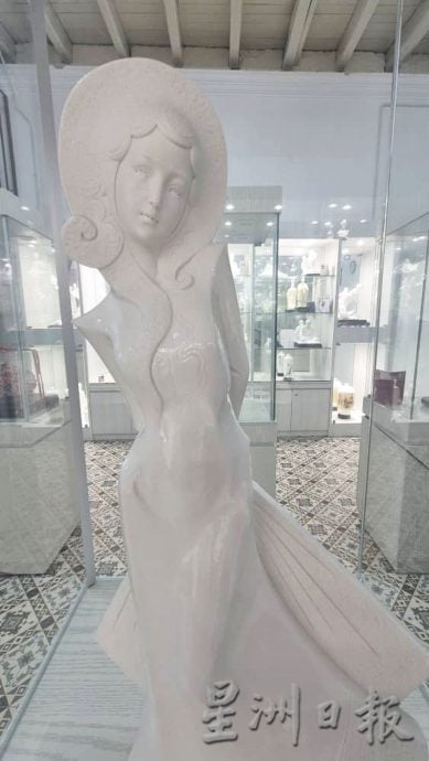 （古城第五版主文）马六甲德化会馆“中国白。德化瓷”推广展示中心对外开放 镇馆之宝为逾6万令吉的国家级非遗传承人许瑞峰作品“文昌”