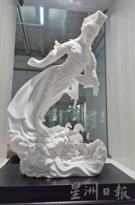 （古城第五版主文）马六甲德化会馆“中国白。德化瓷”推广展示中心对外开放 镇馆之宝为逾6万令吉的国家级非遗传承人许瑞峰作品“文昌”