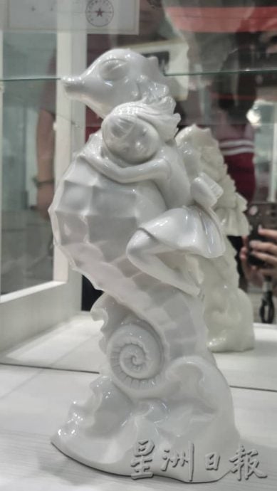 （古城第五版主文）马六甲德化会馆“中国白。德化瓷”推广展示中心对外开放 镇馆之宝为逾6万令吉的国家级非遗传承人许瑞峰作品“文昌”