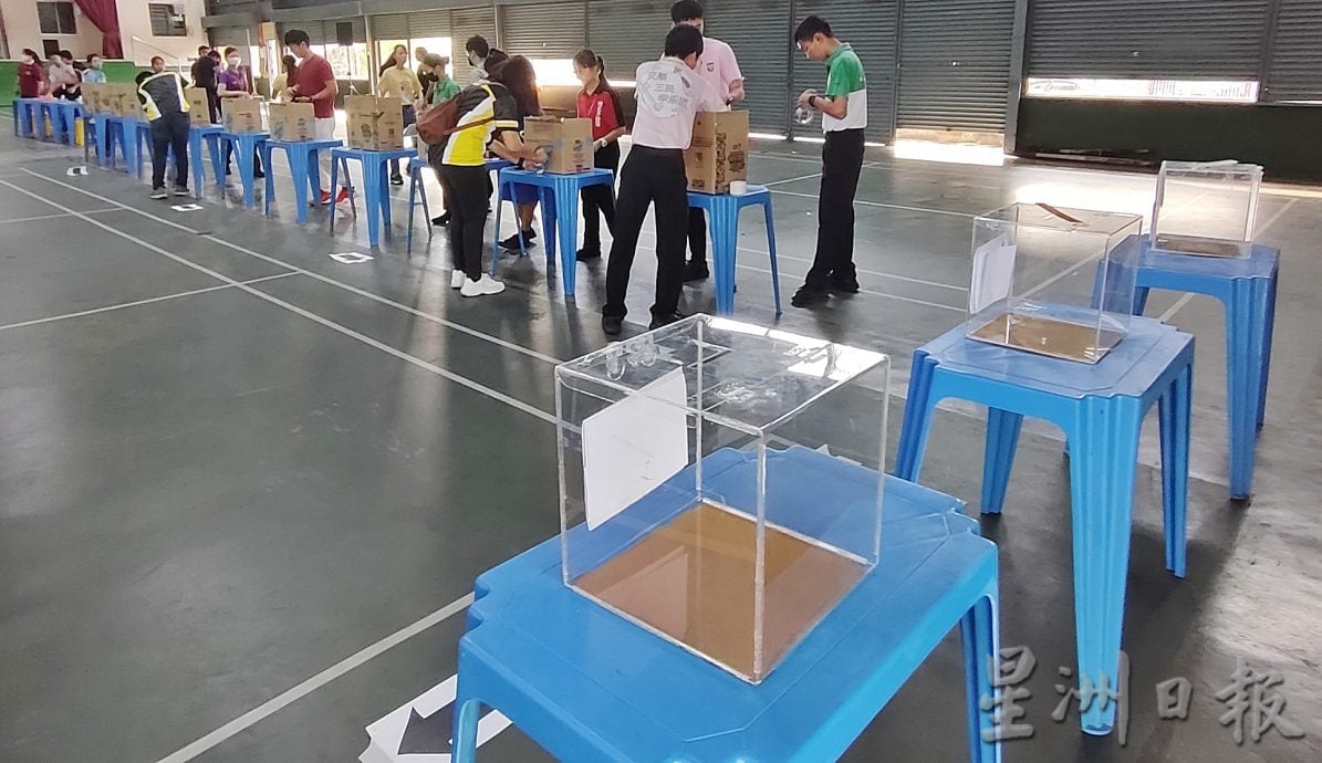霹：请签网／封面主文／三民华中学生投票 推选学校发展计划