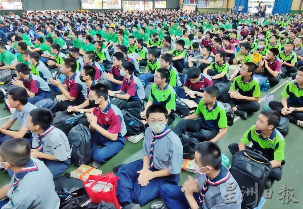 霹：请签网／封面主文／三民华中学生投票 推选学校发展计划
