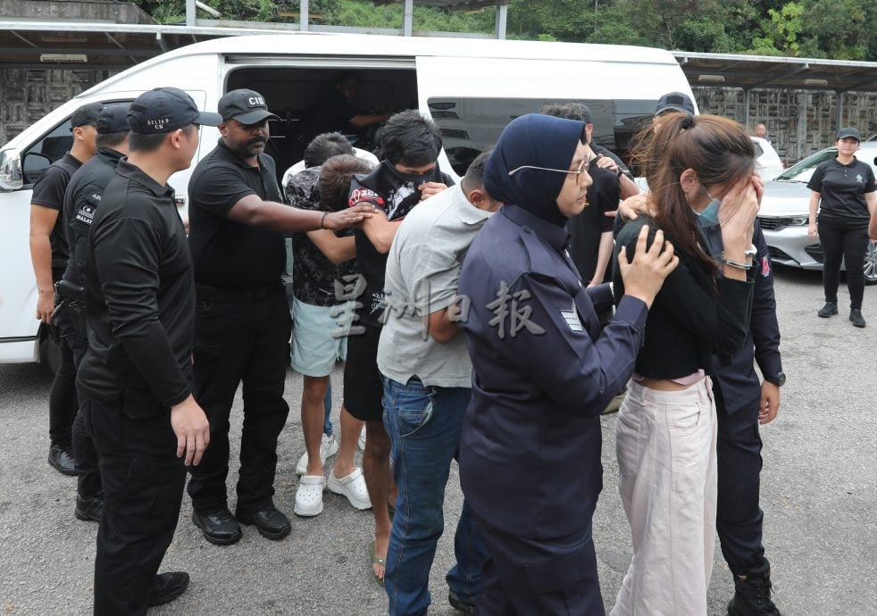 高薪诱桃色网骗 | 涉性虐人口贩卖等罪 5男1女新山法庭面控