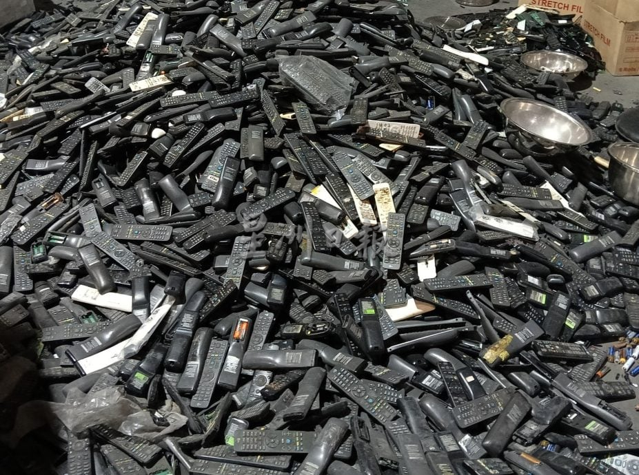 警方破非法电子废料处理厂