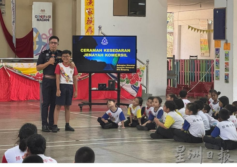  提高醒觉 鼓励参警 华裔警官华校“巡讲”