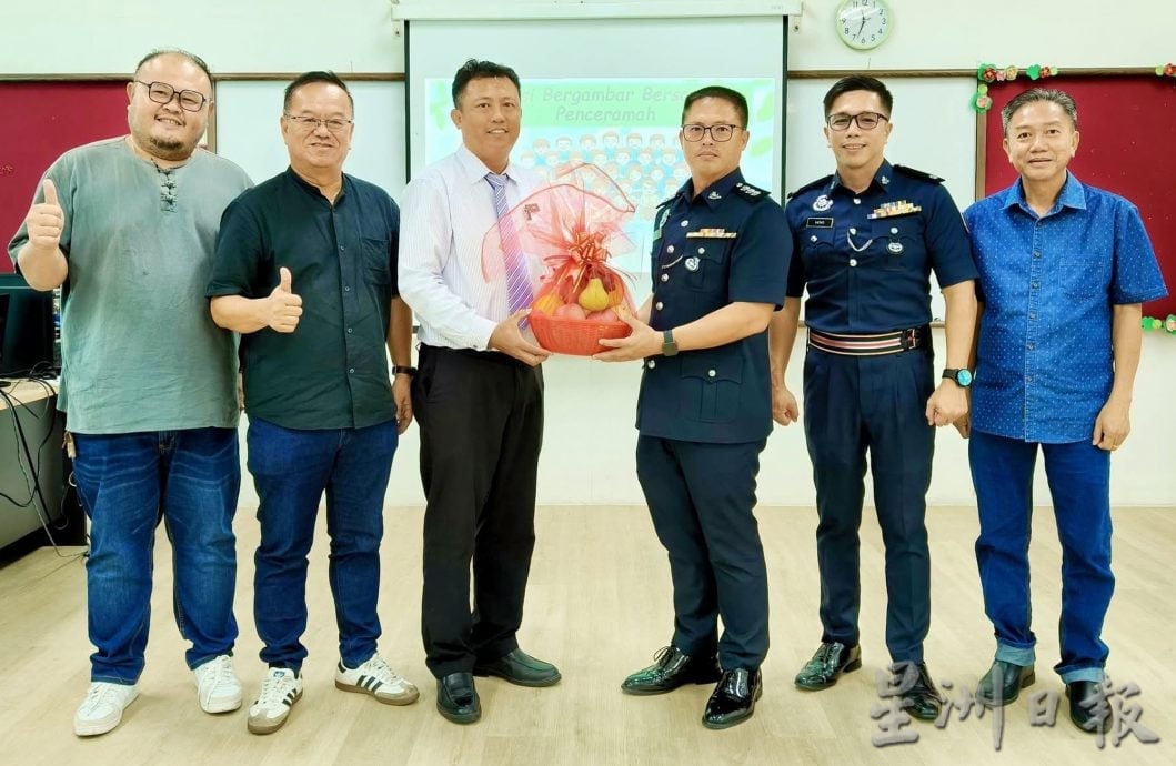 提高醒觉 鼓励参警 华裔警官华校“巡讲”