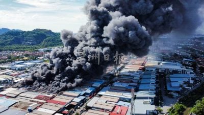 视频| 柔府五金工厂大火 滚滚浓烟骇人
