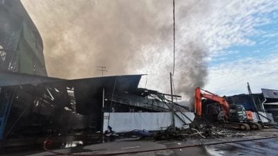 视频|柔府工业区大火烧19小时  出动推土机翻灰烬“挖火种”