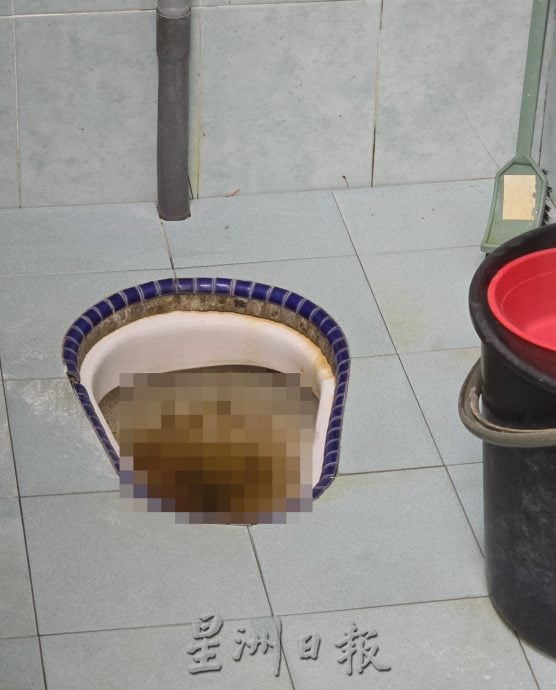 (古城封面副文)浮罗加东第二期廉价屋B排排污系统出问题 厕所阻塞飘臭
