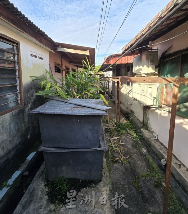 (古城封面副文)浮罗加东第二期廉价屋B排排污系统出问题 厕所阻塞飘臭