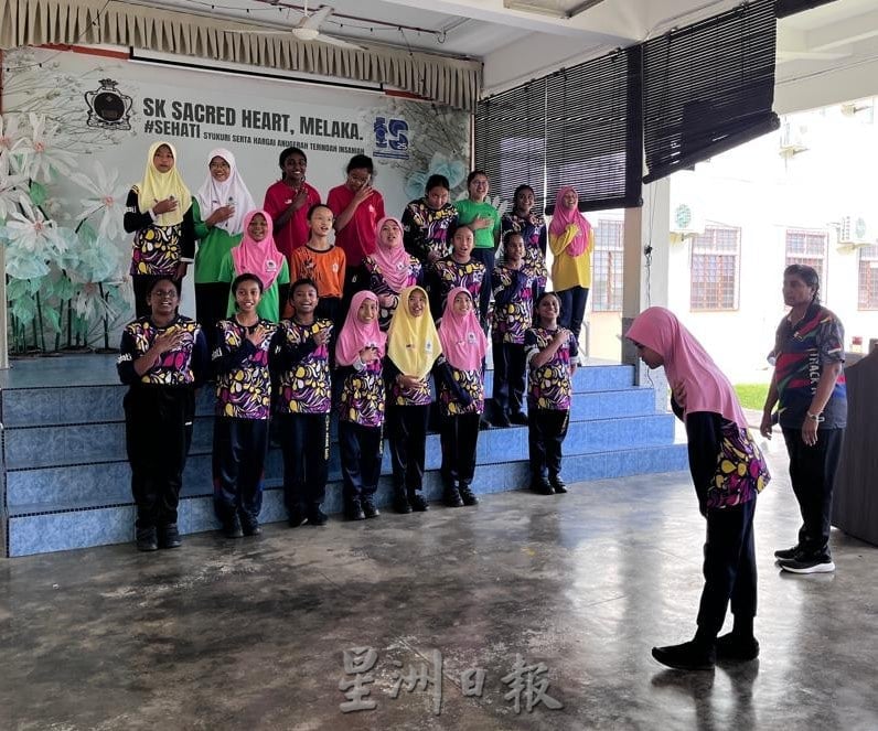 (古城封面主文)甲中华大会堂与董联会拜访圣心学校