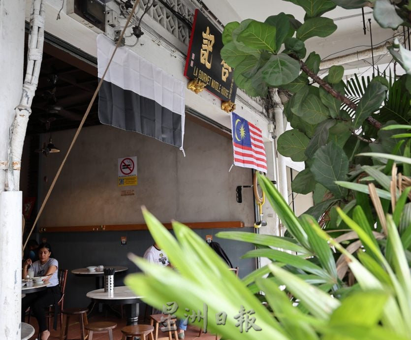 东:已签发:配合彭亨苏丹阿都拉华诞,街道及商家悬挂州旗