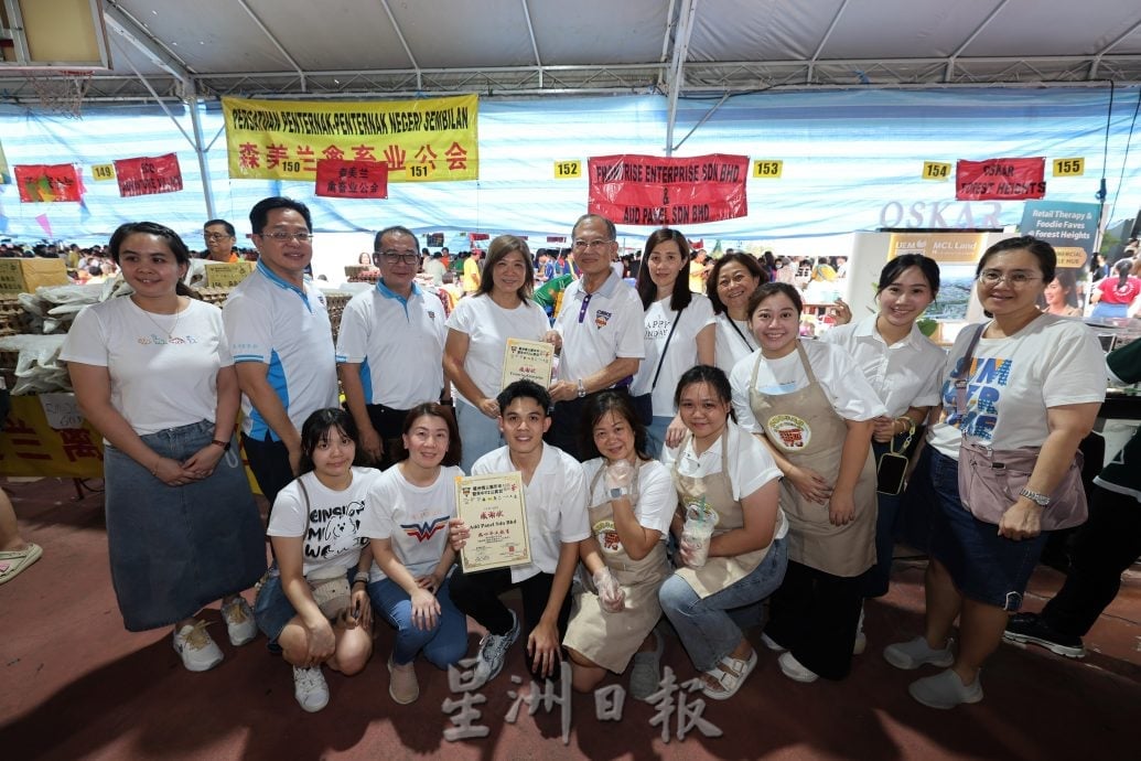 NS画页：星洲嘉年华暨芙中112义卖会圆满落幕　大会颁发感谢状表谢意