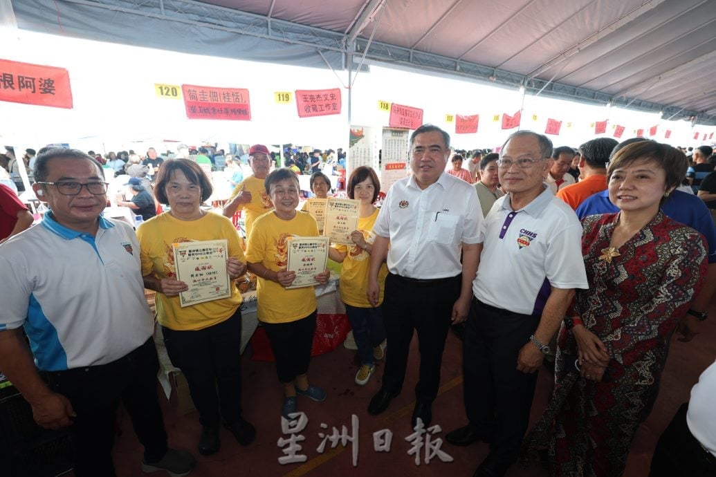 NS画页：星洲嘉年华暨芙中112义卖会圆满落幕　大会颁发感谢状表谢意