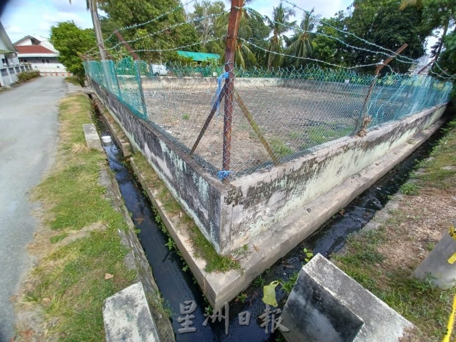 大都会(版2头)/蕉赖乌达玛花园CU8路屋旁横巷大洞,一个月后还未抢修