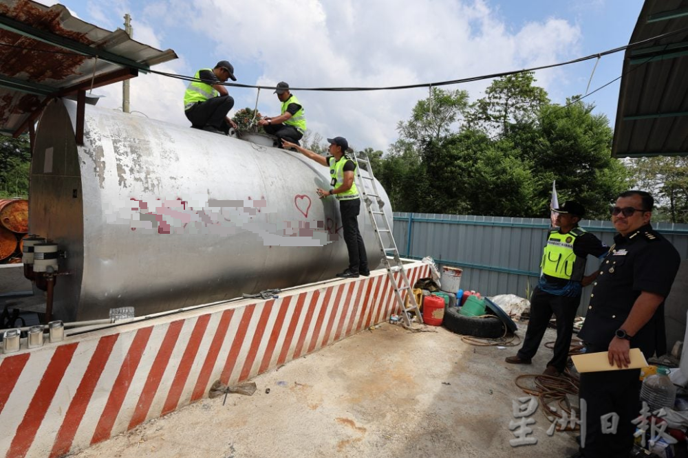 东：（已签发）彭亨内贸局突击关丹非法柴油储存点 扣查6名外籍工人 起19万余柴油四驱车