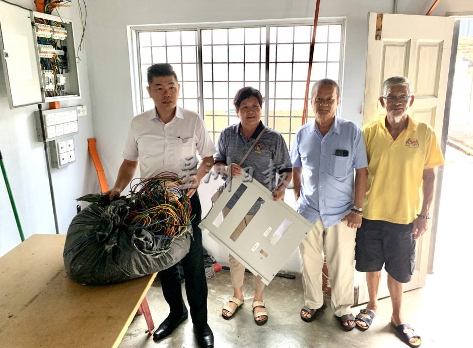 供星洲网:窃贼光天化日潜入民众会堂偷剪电线,结果被人识破,落荒而逃